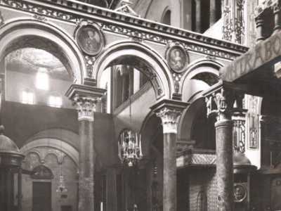 insieme a tutti i decori barocchi sulle colonne dell�altare e nelle absidi laterali